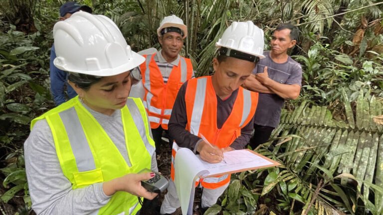 Indígenas Apurinã garantem renda com venda de óleo de copaíba da Amazônia
