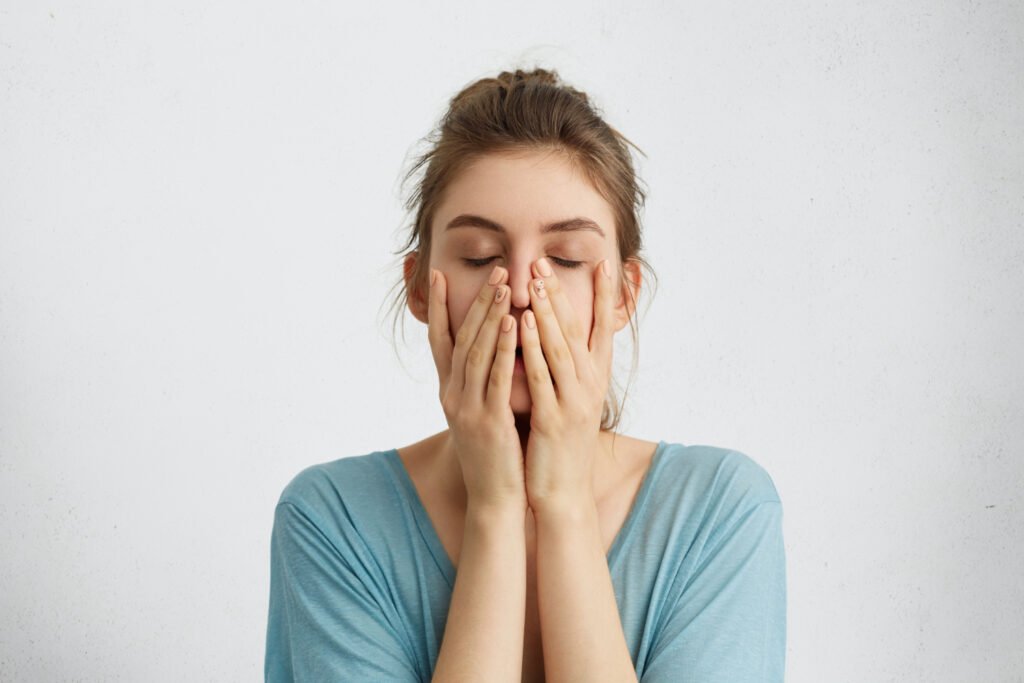O que é a fadiga menstrual e o que fazer para aliviar os sintomas