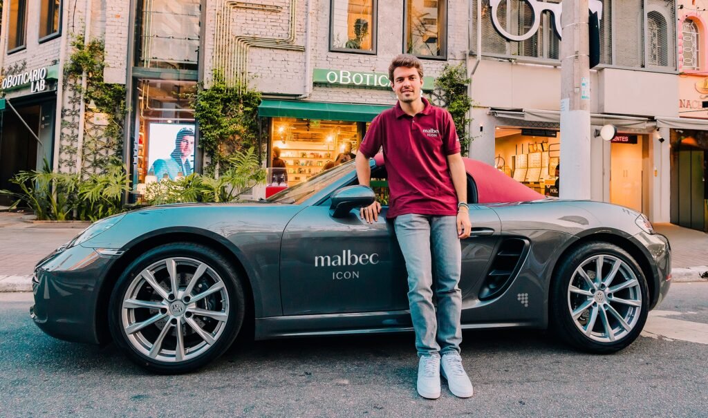 O Boticário cria experiência inédita com carro de luxo e piloto promessa da Fórmula 1 para o lançamento de Malbec Icon