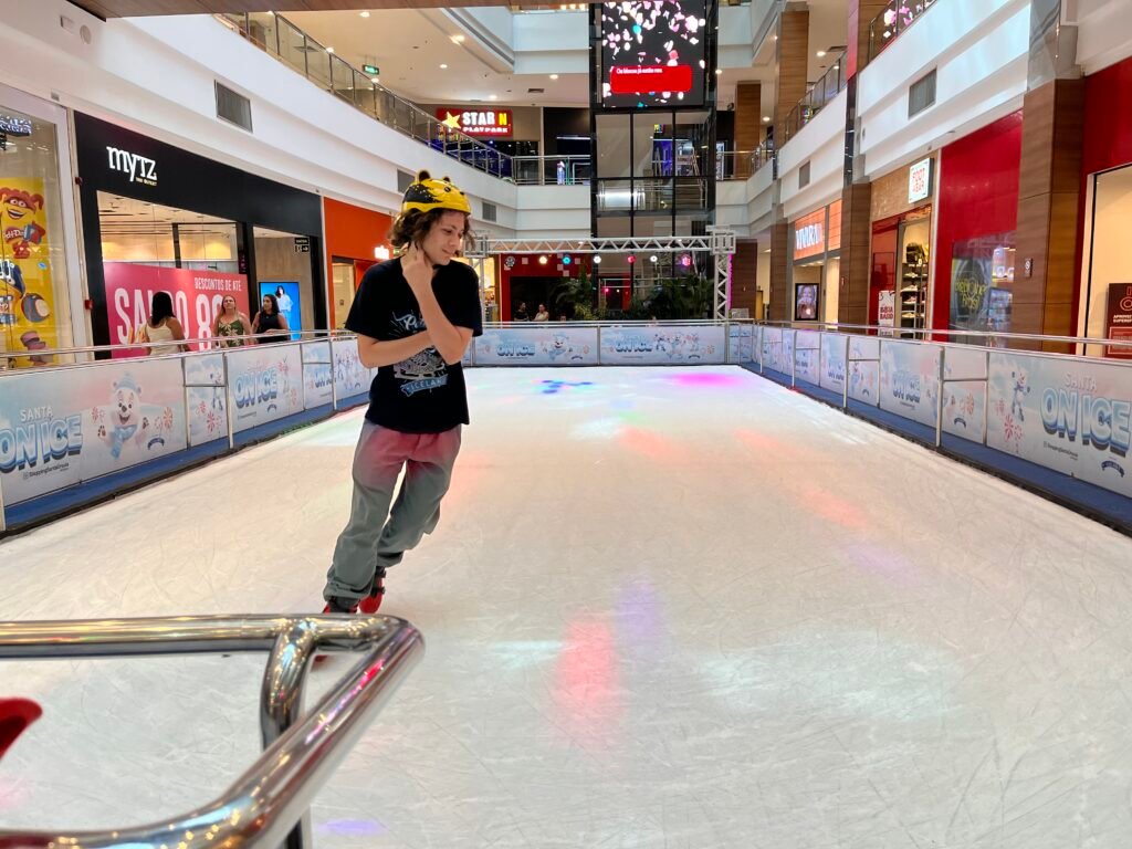 Última oportunidade: ShoppingSantaÚrsula prorroga patinação no gelo até o dia 9 de março