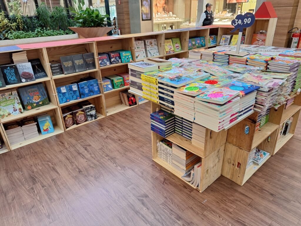 Feira de livros movimenta o ShoppingSantaÚrsula com títulos para todas as idades