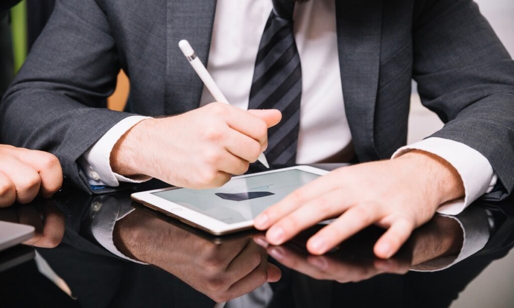 Assinatura digital em contratos empresariais está em alta, mas é preciso cuidado”, dizem especialistas