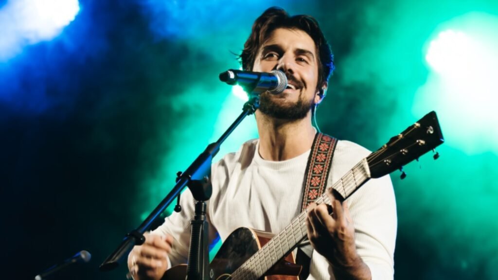 Entre o pôr do sol e o luar, Gabriel Gonti grava “De Perto” em BH