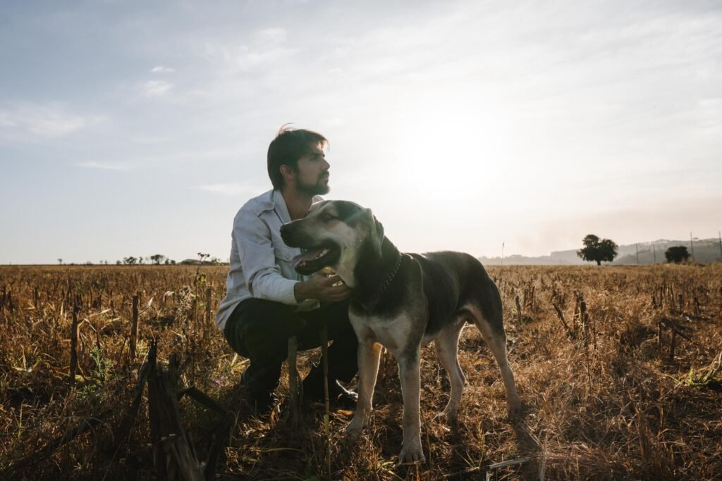 Gabriel Gonti celebra o Dia Mundial do Cachorro com o lançamento de “Canção para Meu Cachorro”