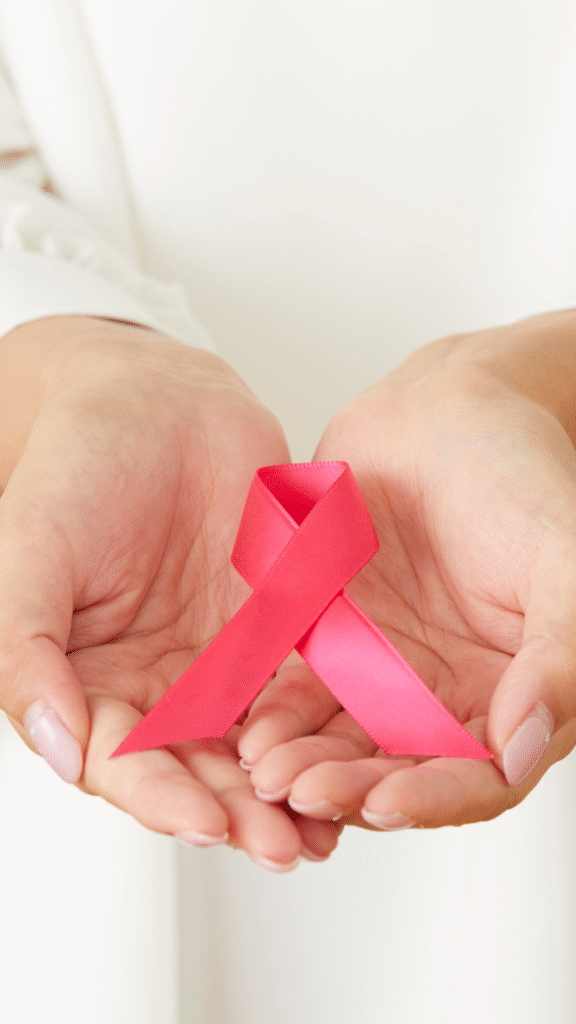 Outubro Rosa: Saúde da mama começa com atenção à pele e hábitos saudáveis