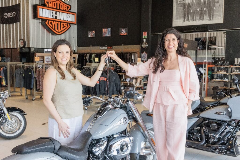 RibeirãoShopping entrega Harley-Davidson Fat Boy 0 km a moradora de Morro Agudo