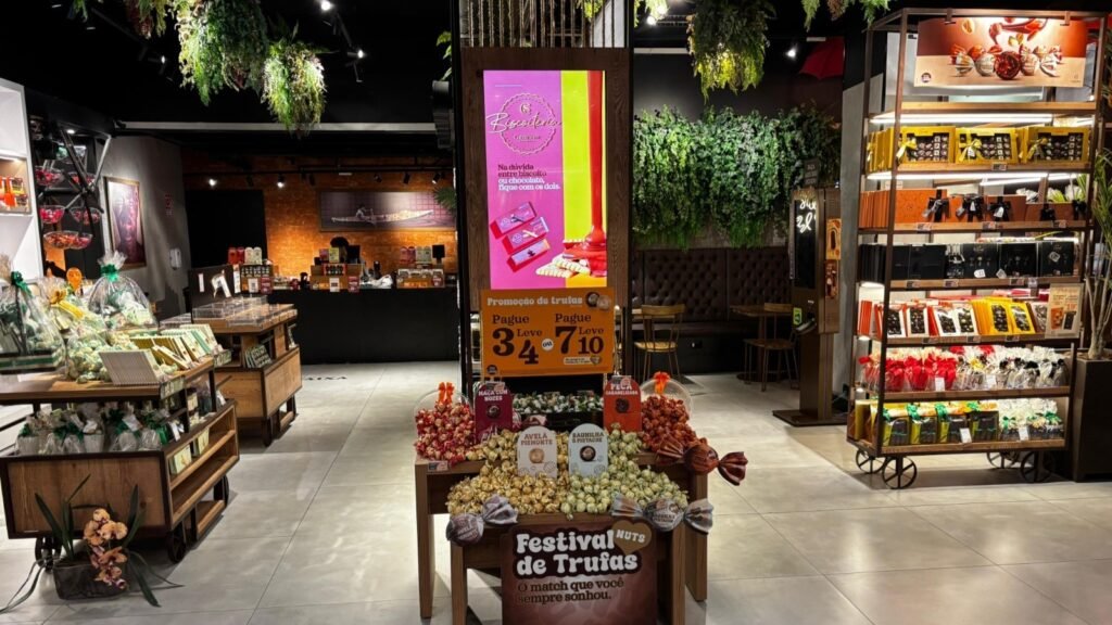 <p>Entre as novas operações está a Cacau Show Super Store, que combina cafeteria e produtos da marca<br />
Crédito: Divulgação</p>