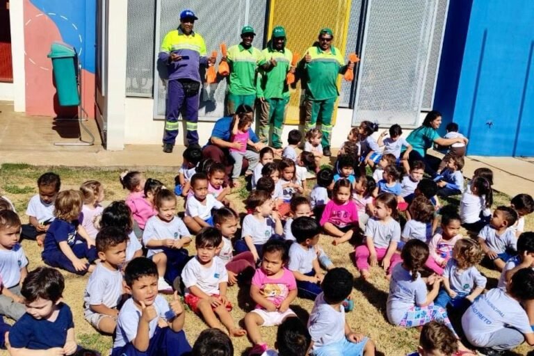 Crianças de escola municipal homenageiam coletores de resíduos durante projeto sobre educação ambiental