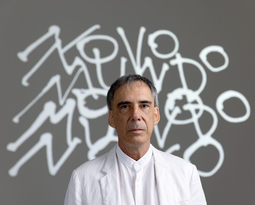 <p>Arnaldo Antunes sobe pela primeira vez ao palco do POW Festival no domingo, às 16h<br />
Crédito: Leo Aversa</p>