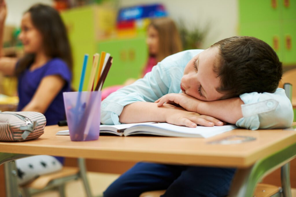 Como as primeiras semanas de aula podem afetar a saúde física e emocional das crianças?