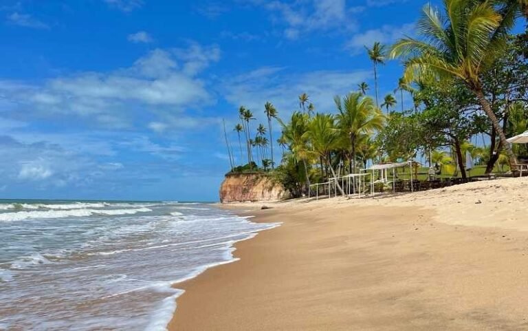 Você conhece a primeira praia do Brasil? Descubra os encantos da Barra do Cahy