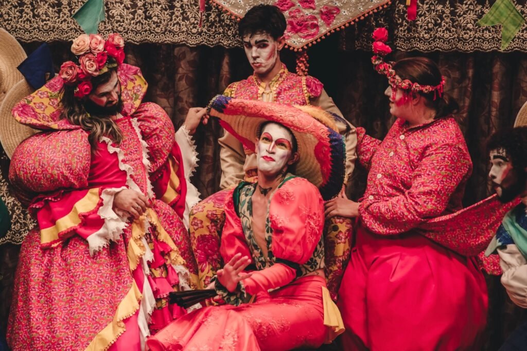 Espetáculo “A Gata Borralheira – Uma Farsa Mineira” chega a São Simão neste sábado (18)