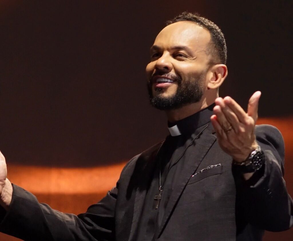 Totus Tuus 2026 ganha clipe especial gravado em São Paulo com Padre Marcos e Ziza Fernandes