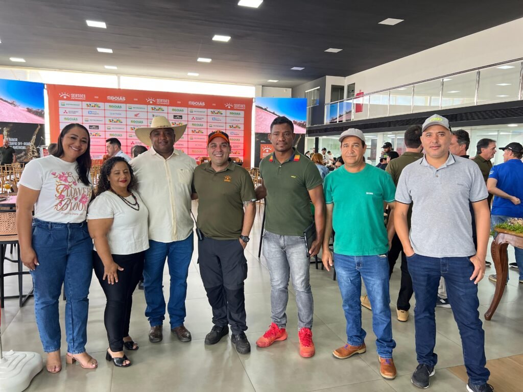 <p>Eriene Kalunga, presidenta da Câmara Municipal de Cavalcante; Katiuce Luciana, rainha da caçada da Rainha 2026; Wallax Oliveira, Secretário de Esportes; Nilton Guimarães, rei da caçada da Rainha 2026 e Evodio, servidor da Câmara</p>