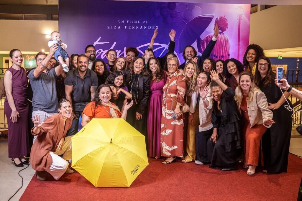 Sala cheia marca pré-estreia de “Todas Elas em Uma” em São Paulo