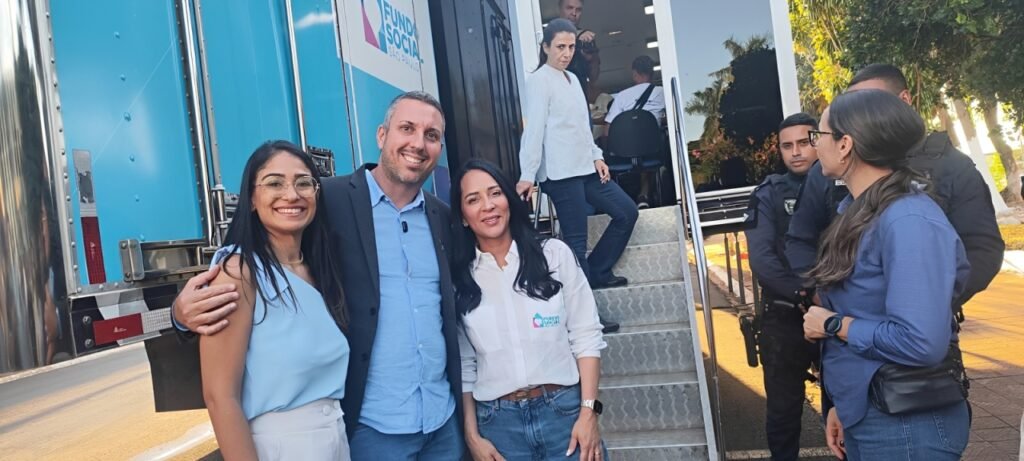 Primeira-dama de São Paulo, Cristiane Freitas, visita Serrana e acompanha alunos do Caminho da Capacitação