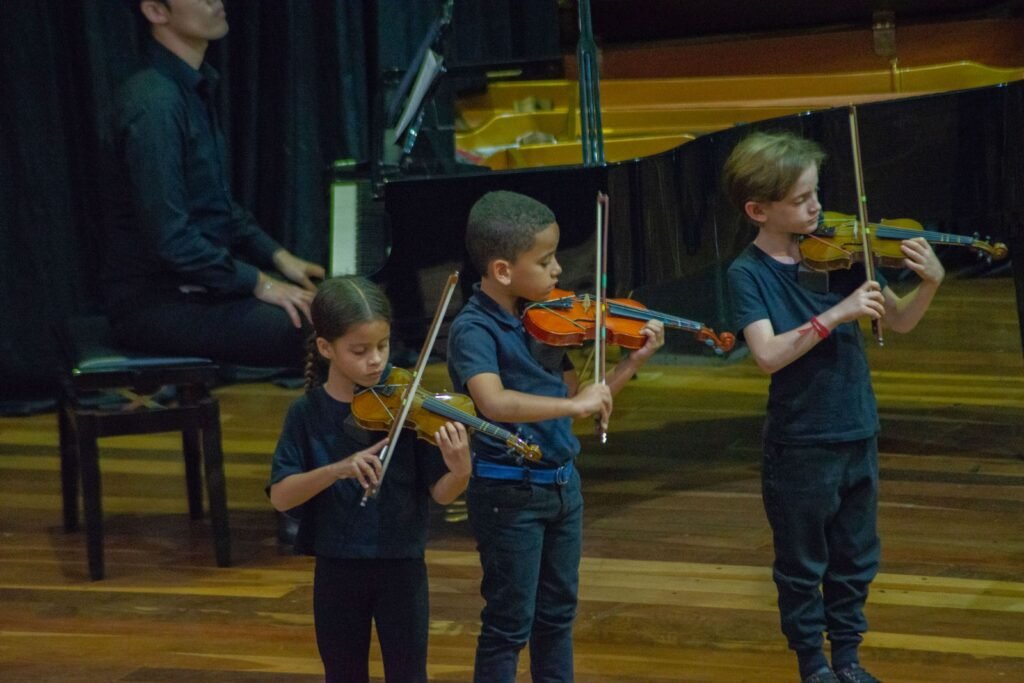 Alunos da Academia Livre de Música e Artes apresentam recital de violinos