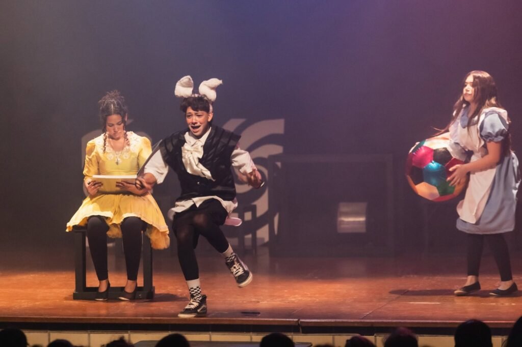 Espetáculo “Alice no País das Maravilhas” encerra mostra teatral da Academia Livre de Música e Artes