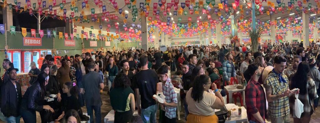 Forró e sertanejo agitam o fim de semana no Arraiá Mió di Bão Ribeirão