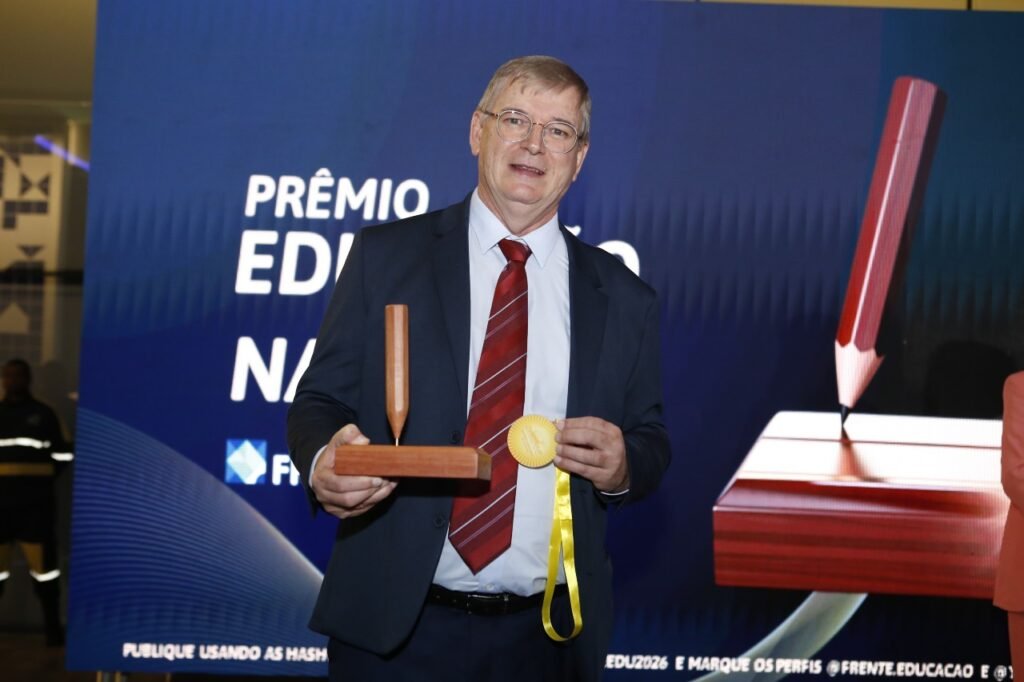 Coordenador da OBA e da OBAFOG recebe Prêmio Educação na Frente 2026 por contribuição à educação brasileira