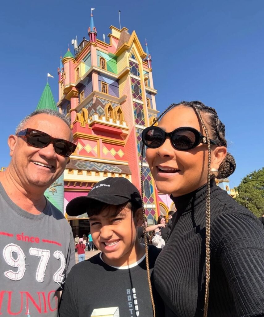 Analu Pimenta aproveita férias em família no Beto Carrero World antes de iniciar novo desafio no teatro musical