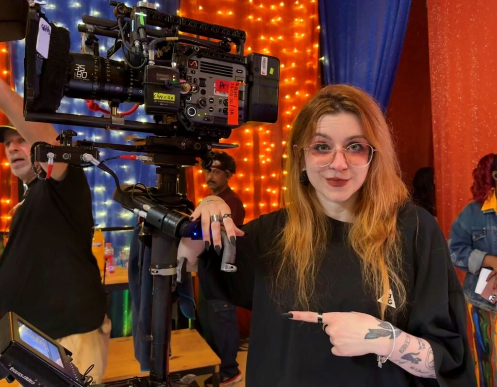Babi Dewet visita set de filmagens da série “Sábado À Noite”