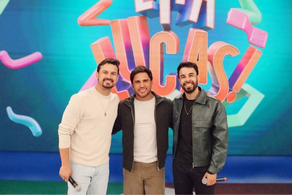<p>Lucas Guimarães com a dupla Clayton & Romário no ‘Eita Lucas!’<br />
Foto Marco Mota</p>