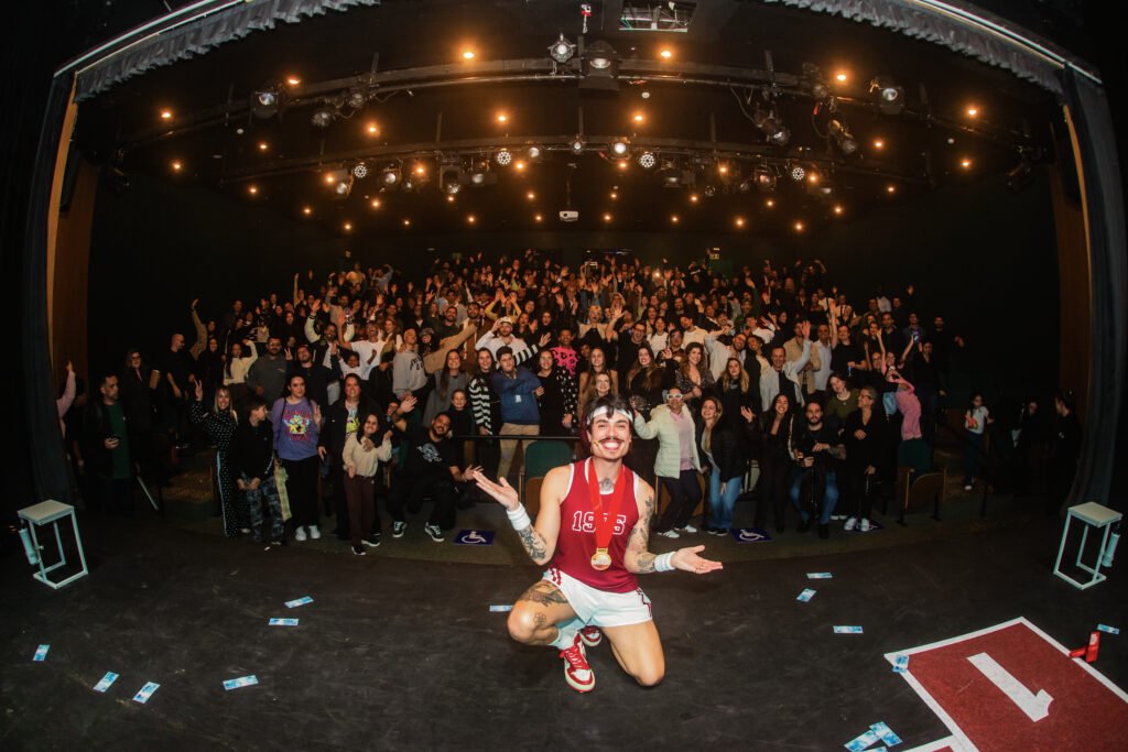 Bomtalvão recebe famosos na estreia do espetáculo em São Paulo