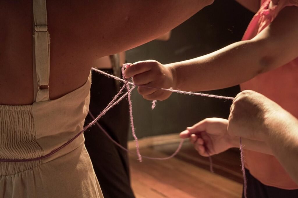 Escola Estadual de Tambaú recebe peça teatral e roda deconversa sobre combate à violência contra a mulher