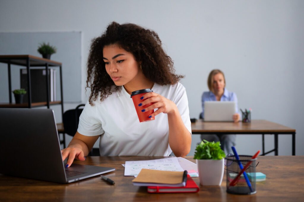 Pequenas pausas e ajustes na rotina podem aliviar o estresse no trabalho