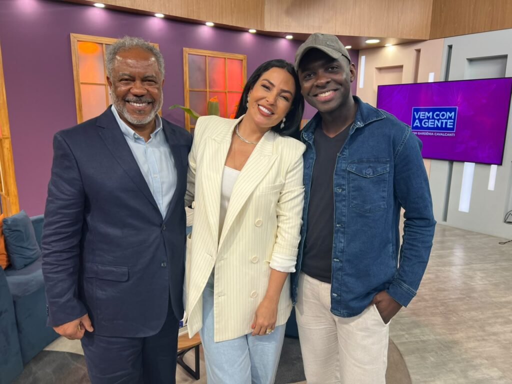 <p>Gardênia Cavalcanti com o diretor Luís Antonio Pilar e o ator Isaac DaHora<br />
Programa Vem Com A Gente – Band Rio</p>
<p>Foto: Cristian Tyleer</p>