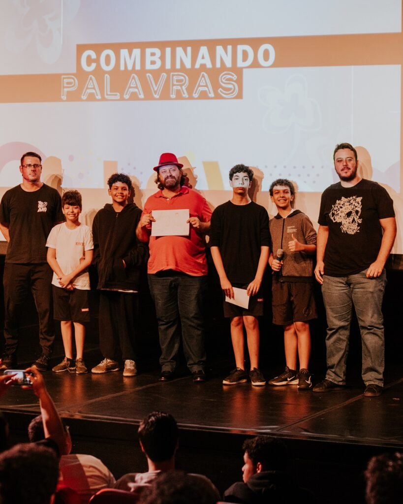Estudantes ocupam a FIL em dia de encontros com autores