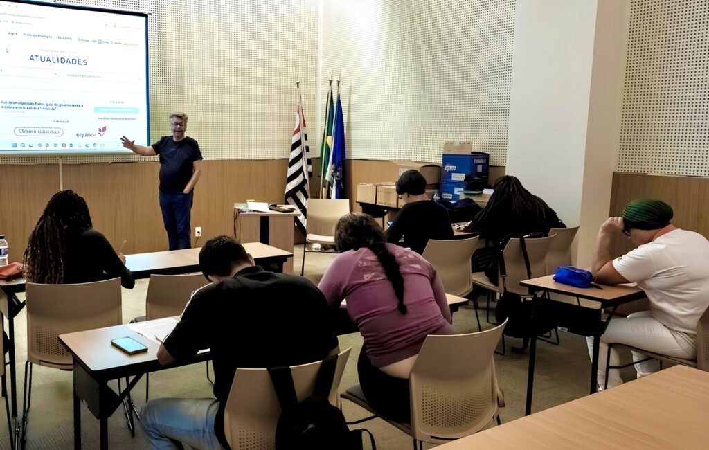 Aprender a ler na vida adulta transforma rotina de trabalhadores em Ribeirão Preto