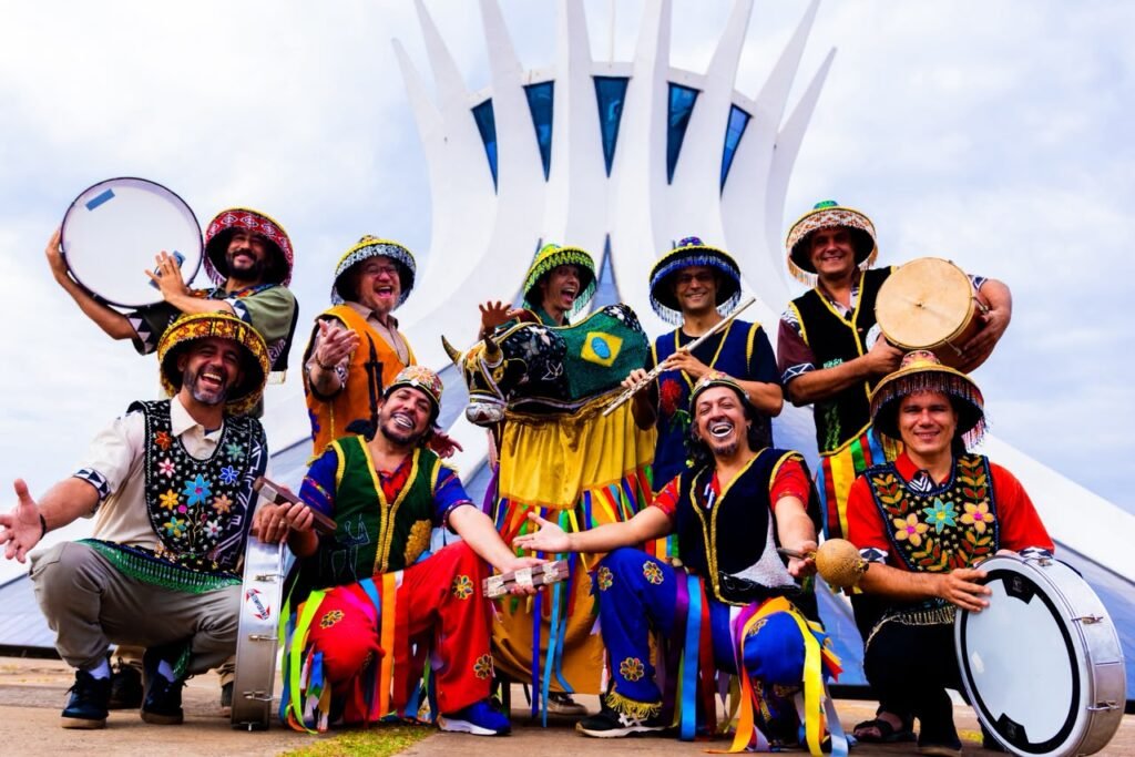 Pé de Cerrado fecha turnê de 25 anos em Goiânia com encontro de culturas populares
