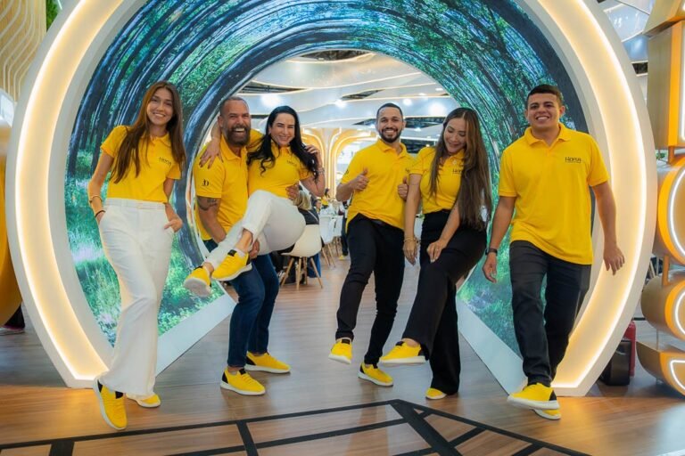 <p>Parceria com a Anatomic Gel, fábrica de sapatos de Franca/SP, resultou em calçado desenvolvido para acompanhar os colaboradores durante os quatro dias de programação em São Paulo<br />
Foto: Divulgação</p>