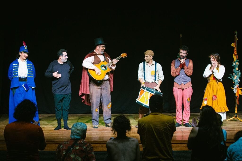 Os Mendigos e o Pato do Imperador leva máscaras, bonecos e acrobacias ao Teatro Laura Alvim